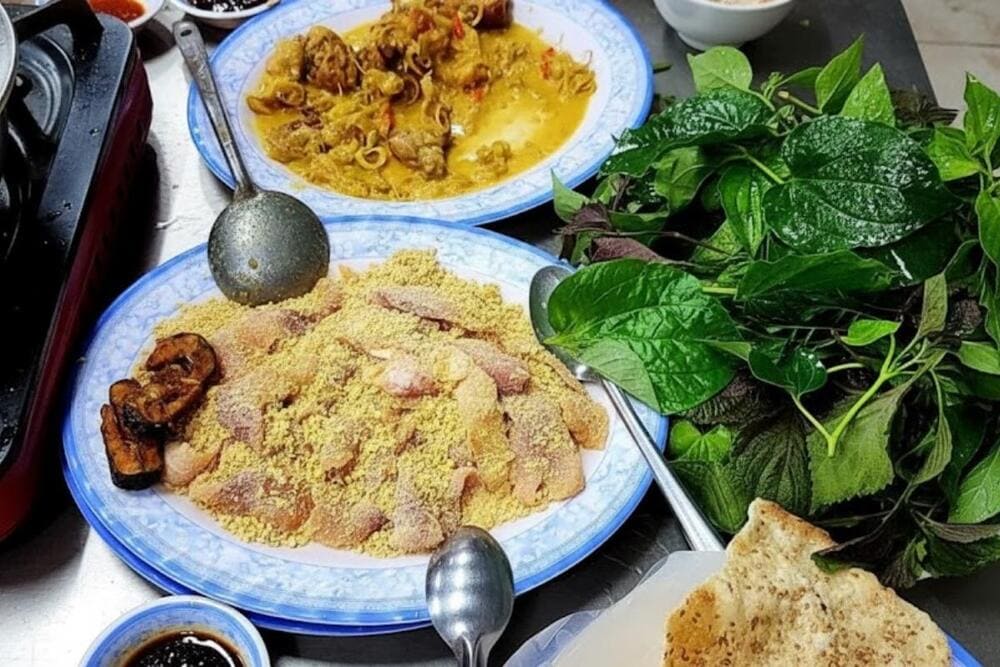 M&oacute;n ăn đậm vị miền s&ocirc;ng nước, c&aacute; tươi trộn gỏi c&ugrave;ng rau sống v&agrave; nước chấm đặc biệt.